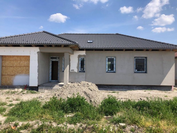 Vmosszabadi, nappali + 3 szoba + garzs, 604 nm telek, "A" energetika