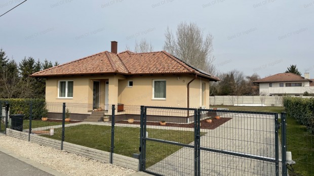 V�mosszabadin napelemes, nappali + 4 szob�s, 2 f�rd�szob�s, nagy