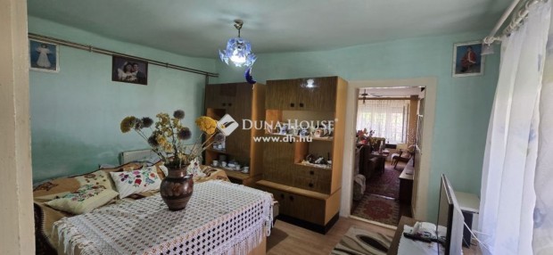 Var�zslatos helyen, panor�m�s kil�t�ssal.