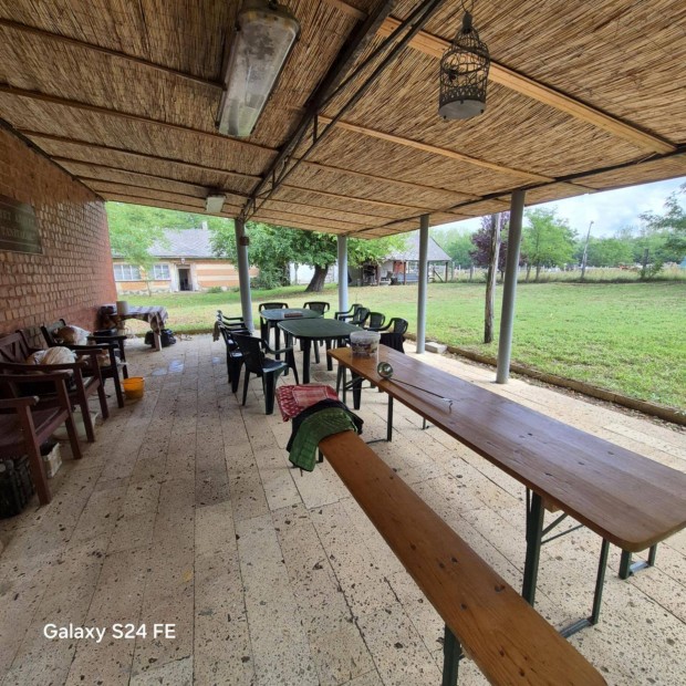 Var�zslatos tanya elad�