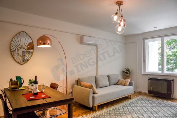 V�rfok utc�ban nagy erk�lyes berendezett lak�s