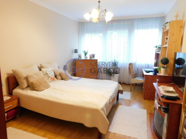 Vargakertben, 61 m2-es, 2 szoba-étkezős, otthonos lakás eladó