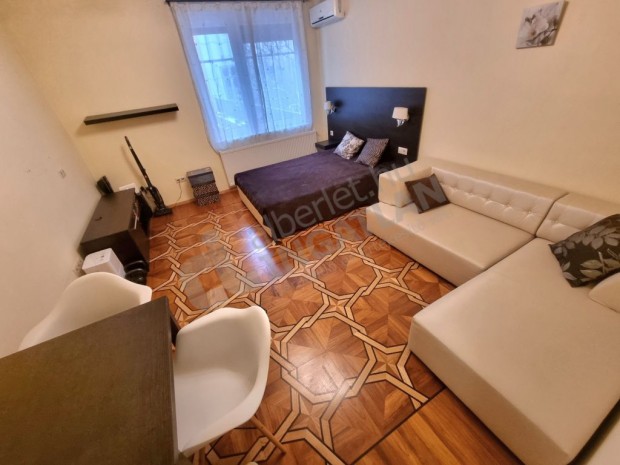 V�rnegyedben, az �ri utc�ban egy 30 m-es, fel�j�tott gazonlak�s!