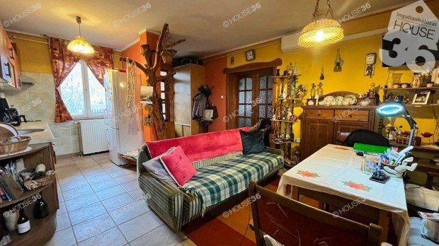 V�rosf�ldi 135 nm-es h�z elad�