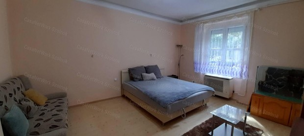 V�rosk�zpontban egyszob�s lak�s hossz�t�vra kiad�!