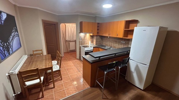 V�rosk�zpontban elad� 63 m-es lak�s saj�t udvari parkol�val az �rban