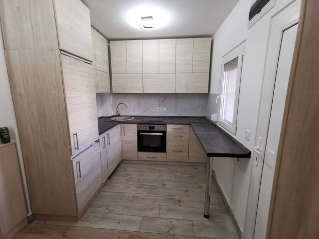 V�rosk�zponti lak�s Elad�