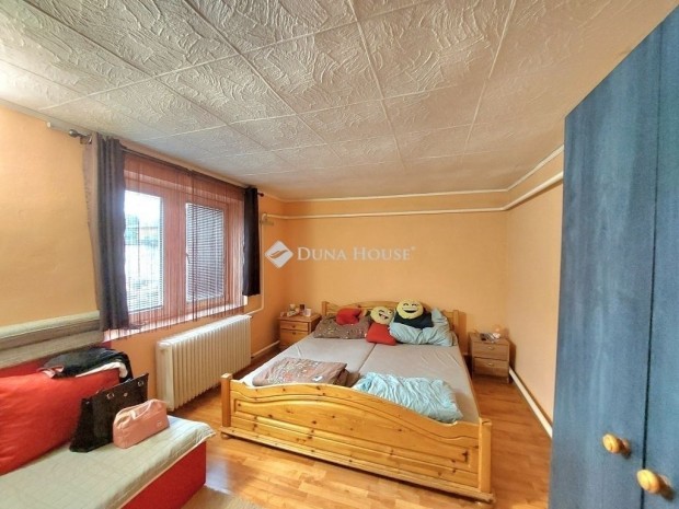 V�rpalota k�zpontban k�t gener�ci�s csal�dih�z