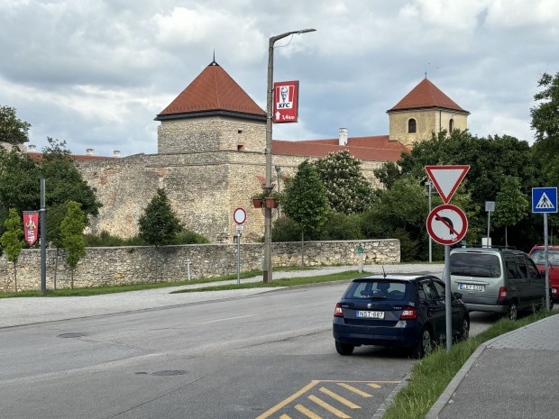 Vrpalota trtnelmi belvrosban, hromszobs, msodik emeleti laks