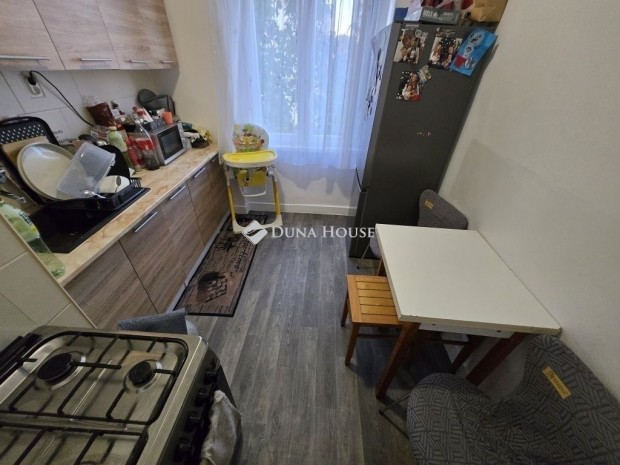 V�rpalotai elad� 49 nm-es lak�s