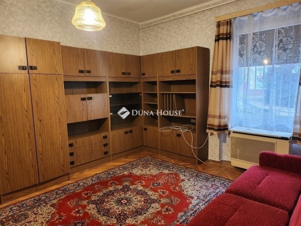 V�rpalotai elad� 49 nm-es lak�s