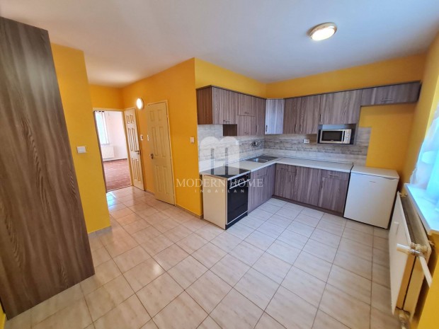 V�rpalot�n ( K�lv�ria, Ady lak�telep ) lak�s elad�! MH977