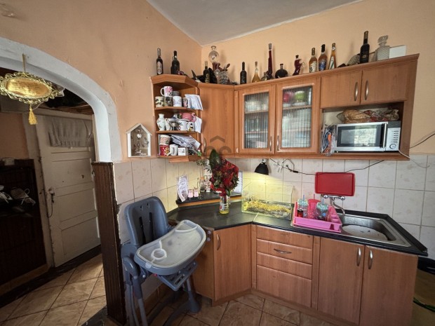 V�rpalot�n, k�t szob�s sorh�z, kerttel elad�!