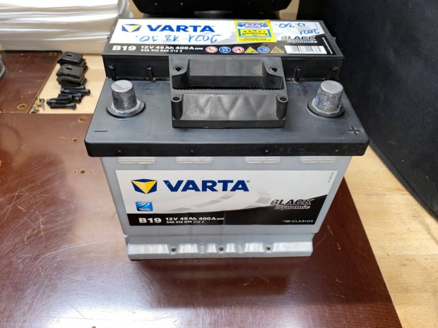 Varta Black Dynamic jobb+, 45Ah, 400A(EN) autó akku, 70%-os