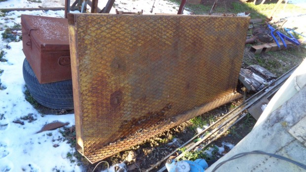 Vas, satu asztal , k�ztudatnak satupad