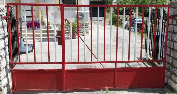 Vas kapu j llapotban szerelvnyekkel egytt Balatonfreden elad