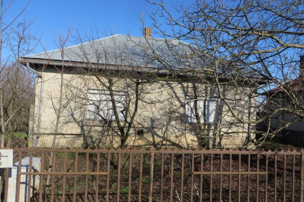 V�s�rosnam�nyhoz k�zel csal�di h�z e l a d �