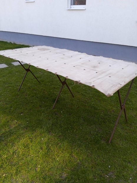 V�s�roz�i puska asztal.