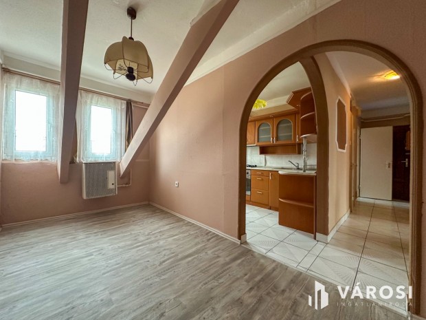 V�s�rt�ren 2+1 f�lszob�s, tet�t�ri lak�s elad�!