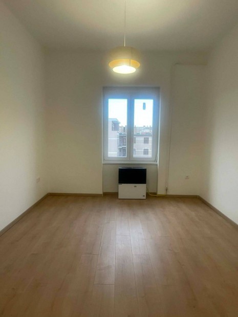 V�s�ry Istv�n utc�n 2 szob�s fel�j�tott t�gla lak�s elad�!