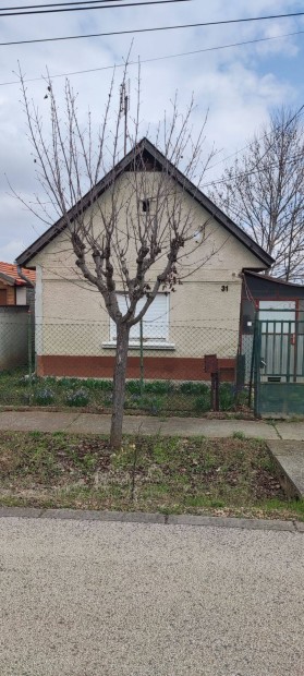 Vecss jl frekventlt rszn, csendes utcban, csaldi hz elad!