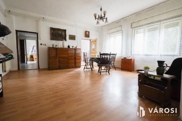 Vecs�s k�zponti r�sz�n 2 lak�sos csal�di h�z!