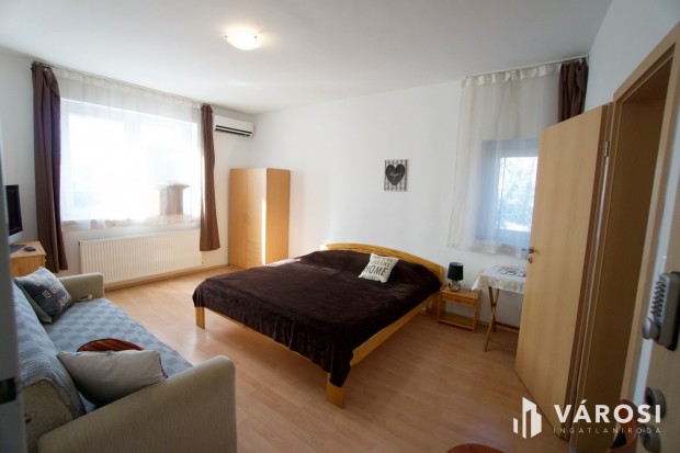 Vecs�s sz�v�ben 380 m2-es csal�di h�z v�llalkoz�sra is elad�