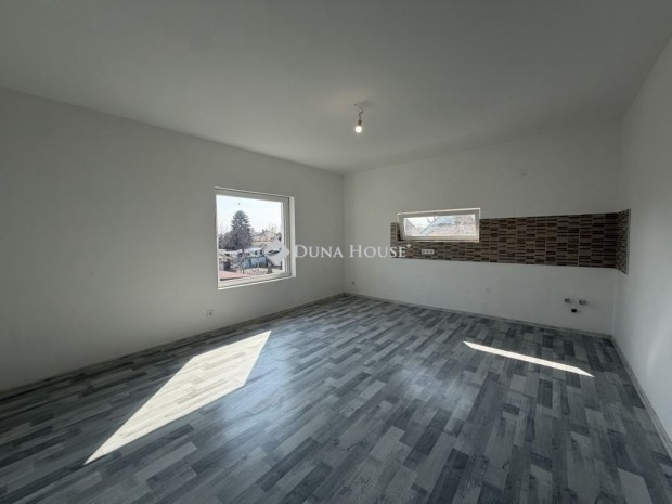 Vecs�si elad� 76 nm-es lak�s