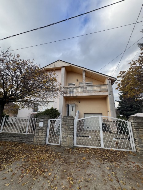 Vecs�si elad� t�gla csal�di h�z