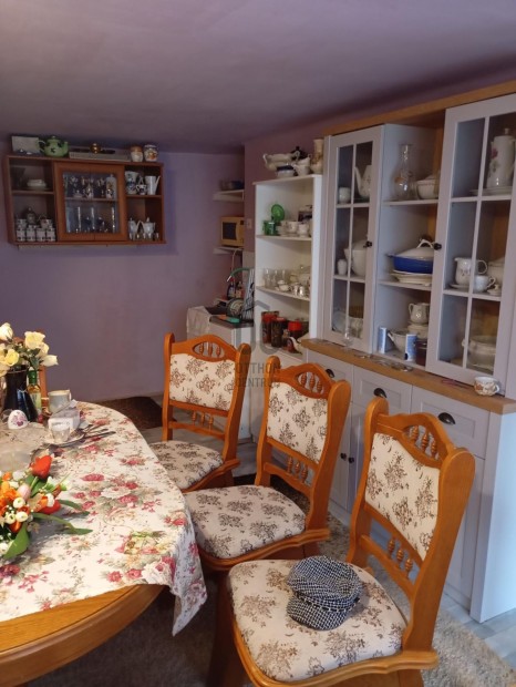 Vegyesfalazatú házrész saját kerttel eladó!