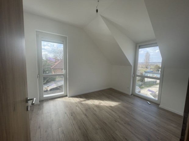 Velence, T�j�koztat� utca, 91 m2-es, ikerh�z, 5 szob�s, �j �p�t�s�