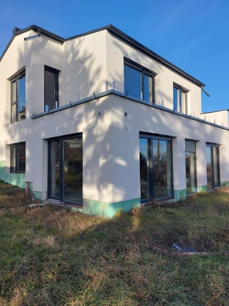 Velencei 143 nm-es h�z elad�