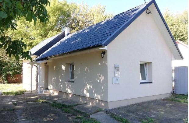 Velencei csal�di h�z k�zel a t�hoz elad�