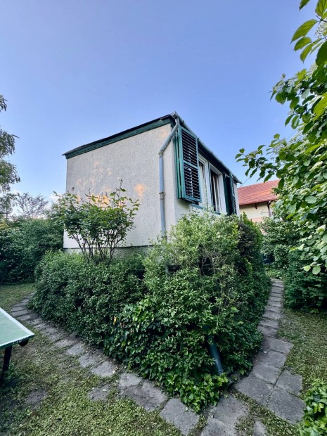 Velencén tópart közeli nyaraló eladó