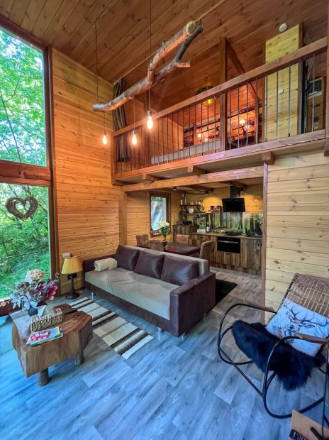 Vend�gh�z elad�