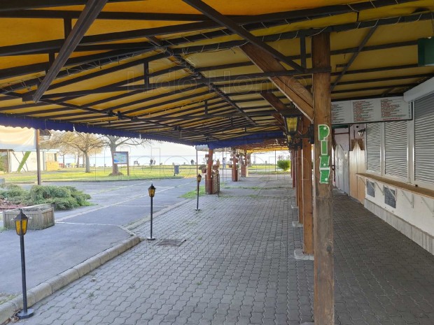 Vend�gl�t�i egys�g Balatonkenes�n a v�zpartt�l 50 m�terre