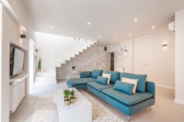 Veres P�ln� utc�ban h�rom h�l�szob�s teraszos duplex lak�s