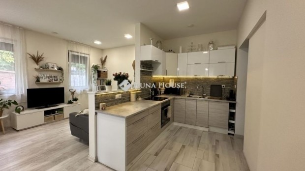 Veresegyh�zi elad� 104 nm-es h�z