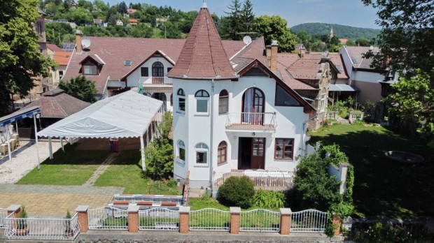 Ver�ce, �rp�d �t, 848 m2-es, csal�di h�z, 13 szob�s, �tlagos �llapot�