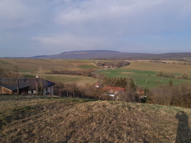 Vrtestolna csendes utcjban elad belterleti telek kis hzzal