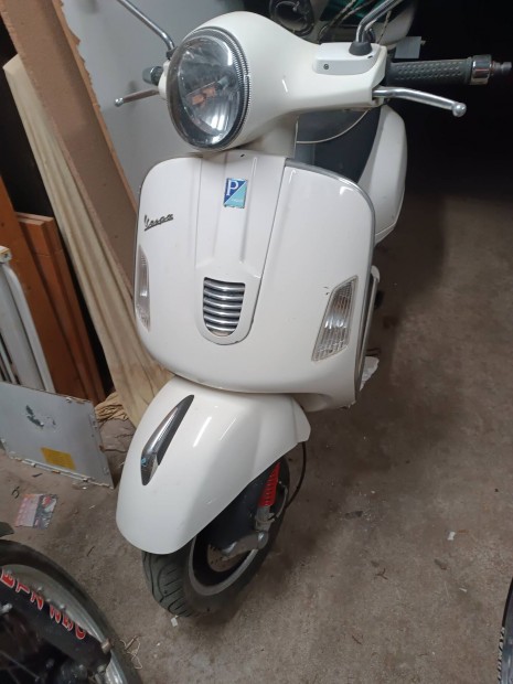 Vespa 300GT alkatresznek egyben elad.