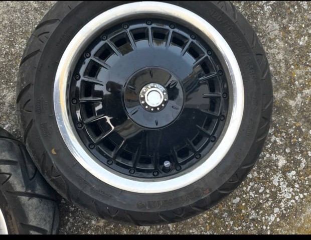 Vespa gts (946) felni elad j gumikkal