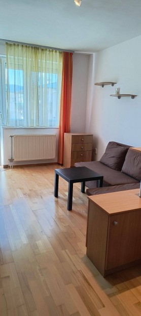 Veszpr�m Bakonyalj�n klimatiz�lt garzonlak�s parkol�val kiad�