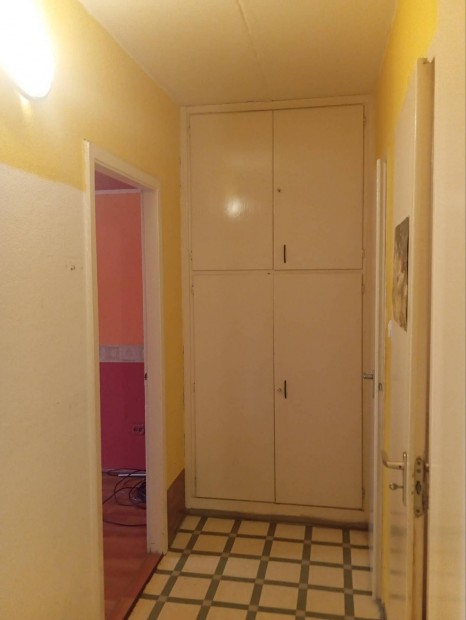 Veszpr�m M�sf�l szob�s f�ldszinti szigetelt panellak�s