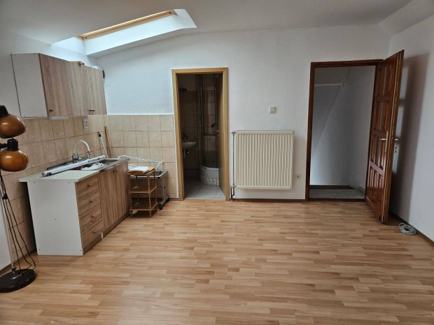 Veszpr�m, Cholnoky utc�ban 24 m2 garzon