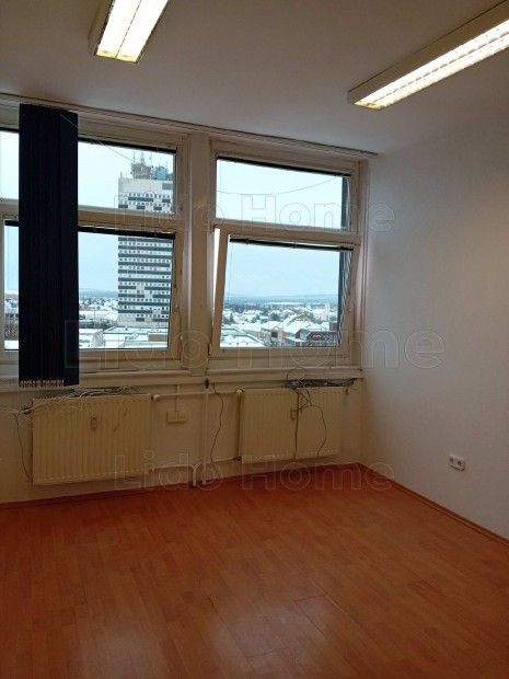 Veszprém belvárosában 62m2-es 3 szobás iroda helység eladó.