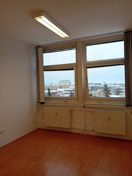 Veszprém belvárosában 62m2-es 3 szobás iroda helység eladó.