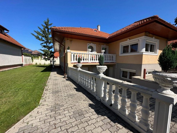 Veszprémbe, Dózsaváros, 3 szintes családi ház eladó