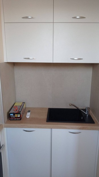 Veszpr�mben a Cserh�ton garzon hossz�t�vra kiad�