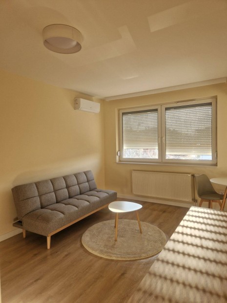 Veszpr�mben a V�csey utc�ban gy�ny�r� garzon elad�